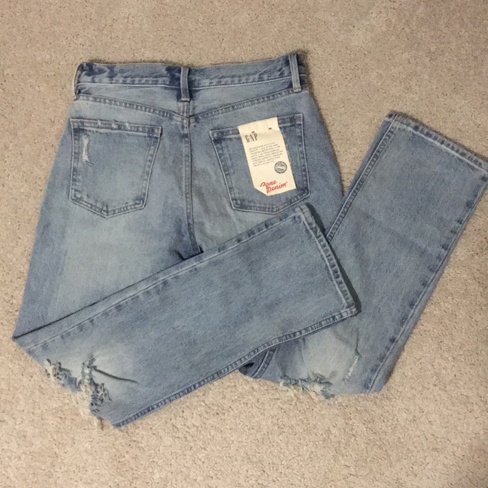 GAP straight cut mom jeans. NWOT size 2/26